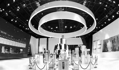 五糧液 1 3 產品,系列酒 4 4 產品亮相西洽會 五糧液展館以經典紅白金搭配