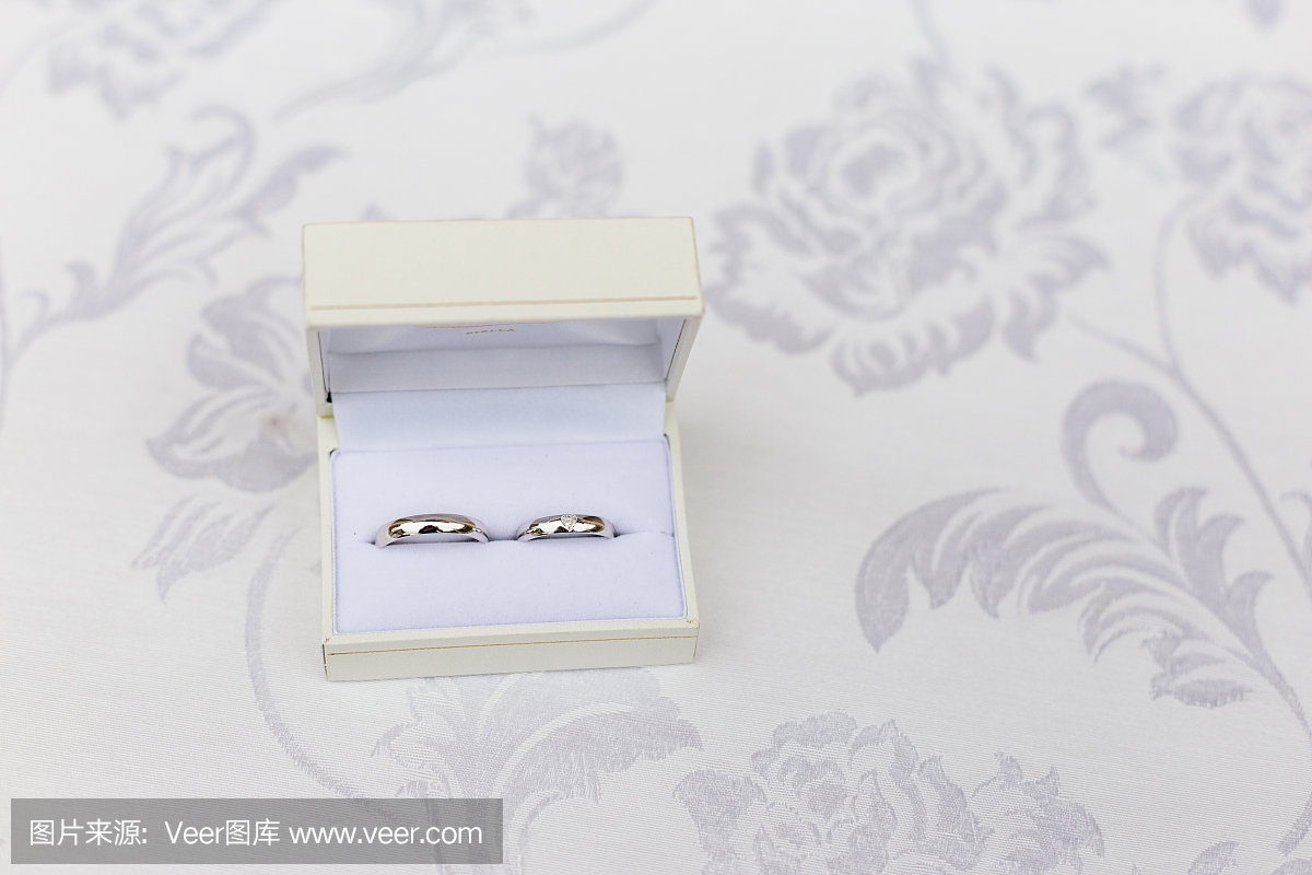 金結(jié)婚戒指放在緞子枕頭上