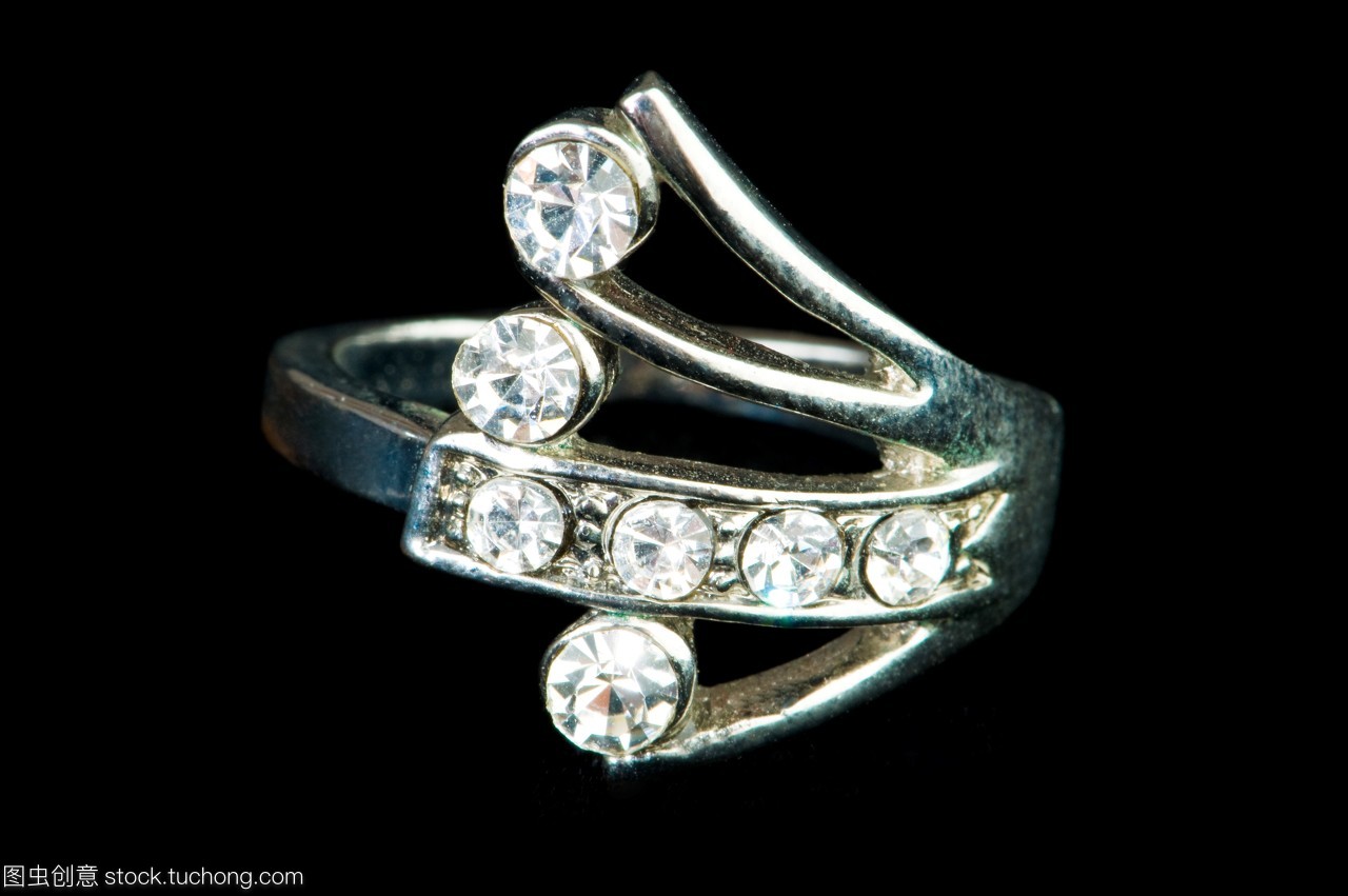 圈,飾物,戒指,鉑金,珍貴,發(fā)光,發(fā)亮,白金,純銀,銀,石頭,白,白銀,配景,配件,零件,皎白,白色,布景,秀麗,麗人,背景,俏麗,美,摳像,黃銅,黃銅制品,裝點(diǎn),美麗,鉆石,金,裝飾,金色,風(fēng)尚,時(shí)尚,黃金,孤立單獨(dú)的,流行,孤單,胸針,單獨(dú)孤立,金黃,黑,黑色,切,孤立,瓊漿,細(xì)軟,奢侈品,玄色,豪華,貴重物品,葡萄酒釀造,寶石,豪侈,首飾,金屬,奢侈,華侈,垂飾,珠寶,奢靡,侈靡