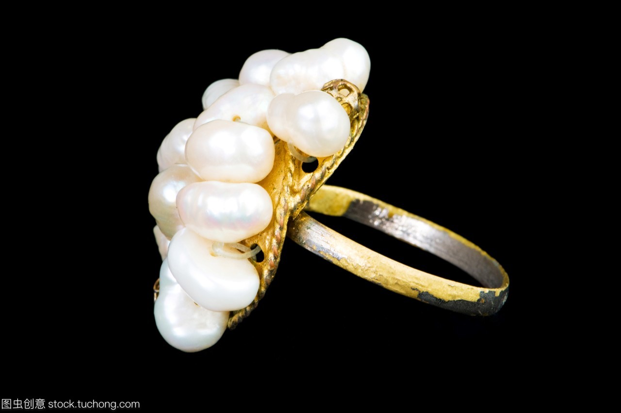 時尚,風尚,孤單,孤立,流行,瓊漿,黑,玄色,葡萄酒釀造,黑色,寶石,首飾,貴重物品,細軟,奢侈品,圈,戒指,零件,配景,背景,配件,布景,麗人,秀麗,美,美麗,摳像,黃銅,胸針,裝飾,黃銅制品,鉆石,裝點,奢侈,豪華,奢靡,侈靡,豪侈,垂飾,鉑金,發光,發亮,白色,白金,華侈,珍貴,石頭,銀,金屬,皎白,珠,白,珠寶,切,俏麗,純銀,白銀,飾物,珍珠,單獨孤立,金,黃金,孤立單獨的,金黃,金色