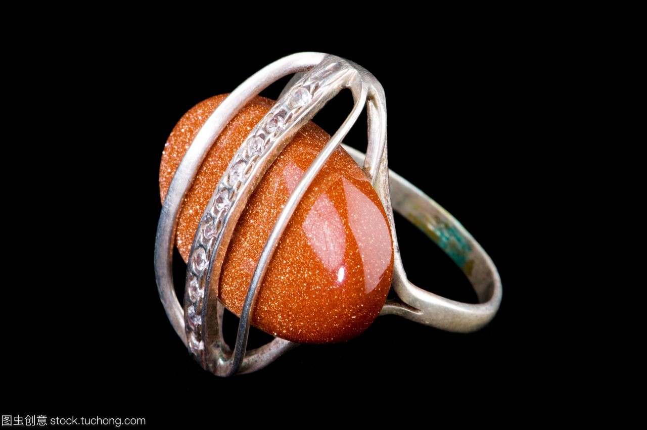 飾物,戒指,布景,零件,圈,摳像,鉆石,裝點,孤立單獨的,秀麗,黃銅制品,美麗,俏麗,配景,垂飾,背景,風尚,珍貴,流行,黃銅,配件,白色,發亮,黃金,鉑金,金黃,金,麗人,白銀,美,白,金色,時尚,白金,純銀,石頭,皎白,單獨孤立,奢侈,銀,珠寶,孤立,裝飾,發光,切,胸針,黑色,玄色,孤單,黑,奢侈品,首飾,葡萄酒釀造,貴重物品,瓊漿,豪華,侈靡,寶石,細軟,奢靡,華侈,豪侈,金屬