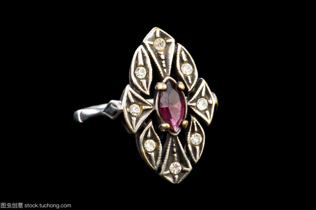 麗人,黃銅,秀麗,美,黃銅制品,胸針,裝飾,鉆石,時尚,流行,金,黃金,裝點,風尚,孤立單獨的,金色,金黃,單獨孤立,黑色,孤單,孤立,玄色,切,黑,葡萄酒釀造,寶石,首飾,瓊漿,奢侈,奢侈品,珠寶,金屬,貴重物品,細軟,垂飾,奢靡,豪華,配景,零件,白金,配件,豪侈,華侈,飾物,戒指,布景,圈,美麗,摳像,石頭,俏麗,白色,銀,白,白銀,皎白,發光,鉑金,發亮,珍貴,侈靡,純銀,背景